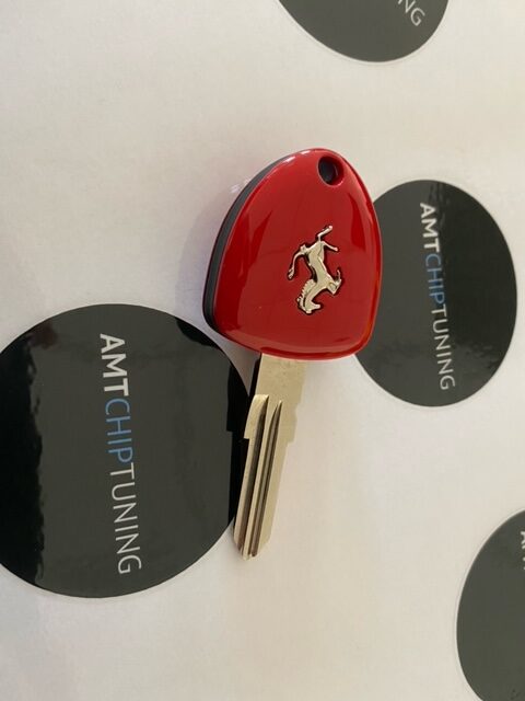 Voorbeeld foto voorkant Ferrari sleutel opvoorraad bij amtchiptuning.