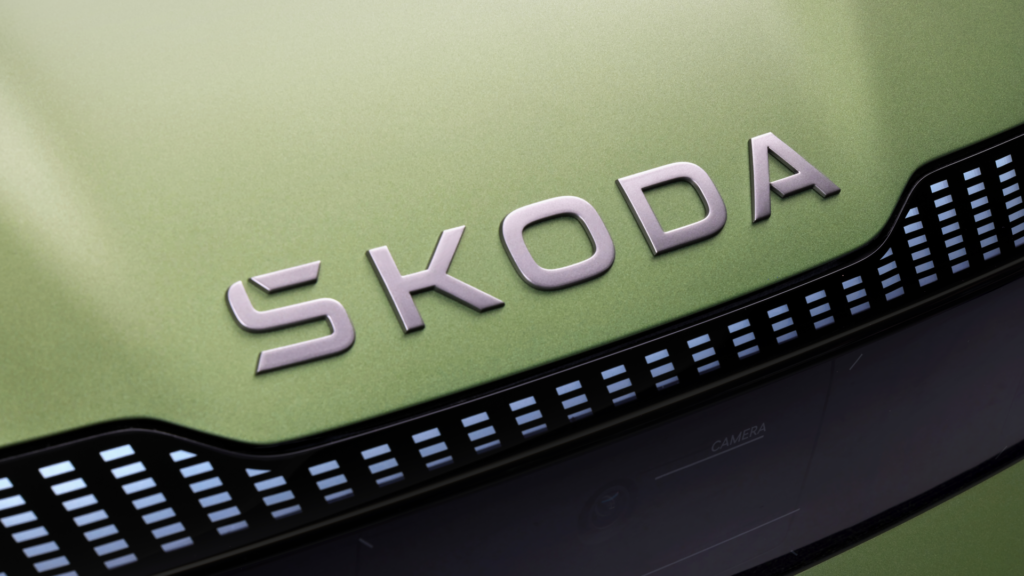 Een voorbeeld foto met de letters skoda op de motorkap van een Skoda. Een skoda sleutel bijmaken doe je bij directautosleutel.nl